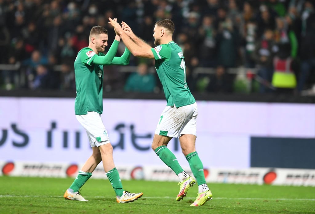 Werders Niclas Füllkrug jubelt mit Marvin Ducksch (l) nach seinem verwandelten Foulelfmeter zum 1:1.