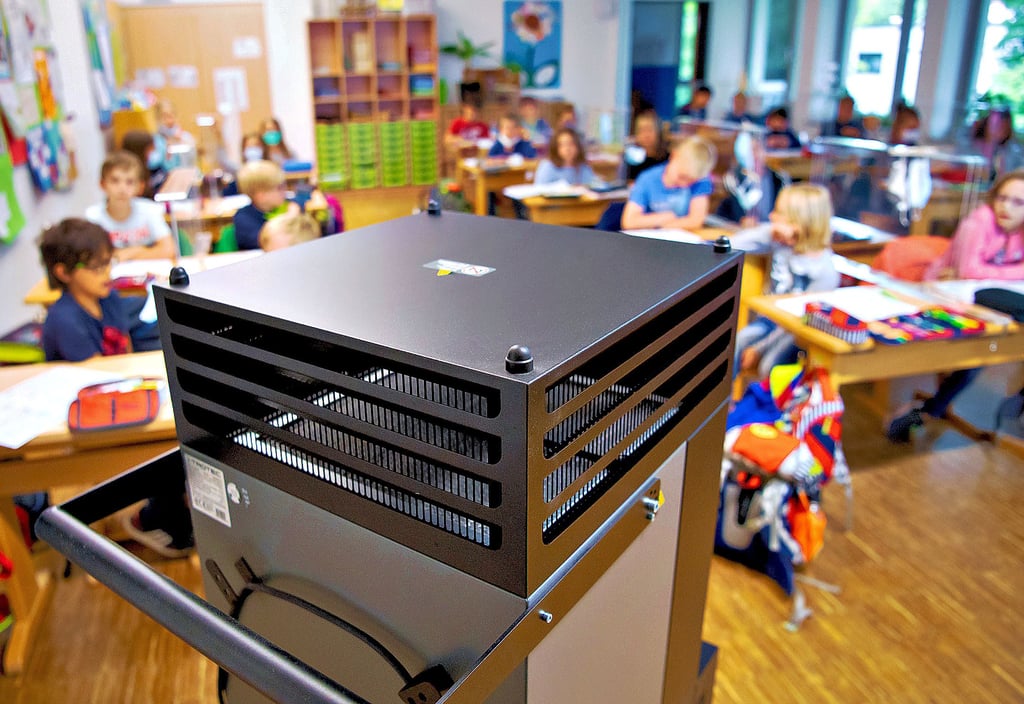 Luftfilter wie dieser sind Mangelware: Zwar gibt es vom Bund ein Förderprogramm. Doch laut Stadtverwaltung kann dieses für Magdeburger Schulen nicht genutzt werden.