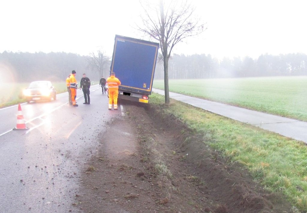 Ein 44-jähriger Lkw-Fahrer ist am Mittwoch (24. November) gegen 7.45 Uhr zwischen Ritzleben und Binde im Altmarkkreis Salzwedel von der Fahrbahn abgekommen. Er pustete 3,65 Promille.