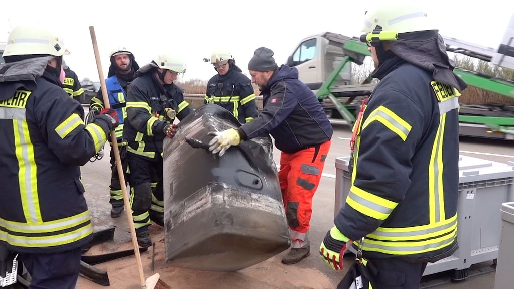Die Feuerwehr Irxleben kam zum Einsatz, um die beschädigten Tanks mit etwa 1.400 Litern Kraftstoff zu bergen und bereits ausgelaufenen Diesel aufzunehmen. Wie stark die Umwelt belastet wurde, steht derzeit noch nicht fest.