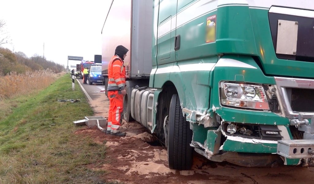 Aus bislang ungeklärter Ursache ist ein Lkw auf der A2 in Richtung Hannover am Mittwochmorgen (24. November) bei der Ausfahrt Irxleben gegen die Leitplanke gefahren.