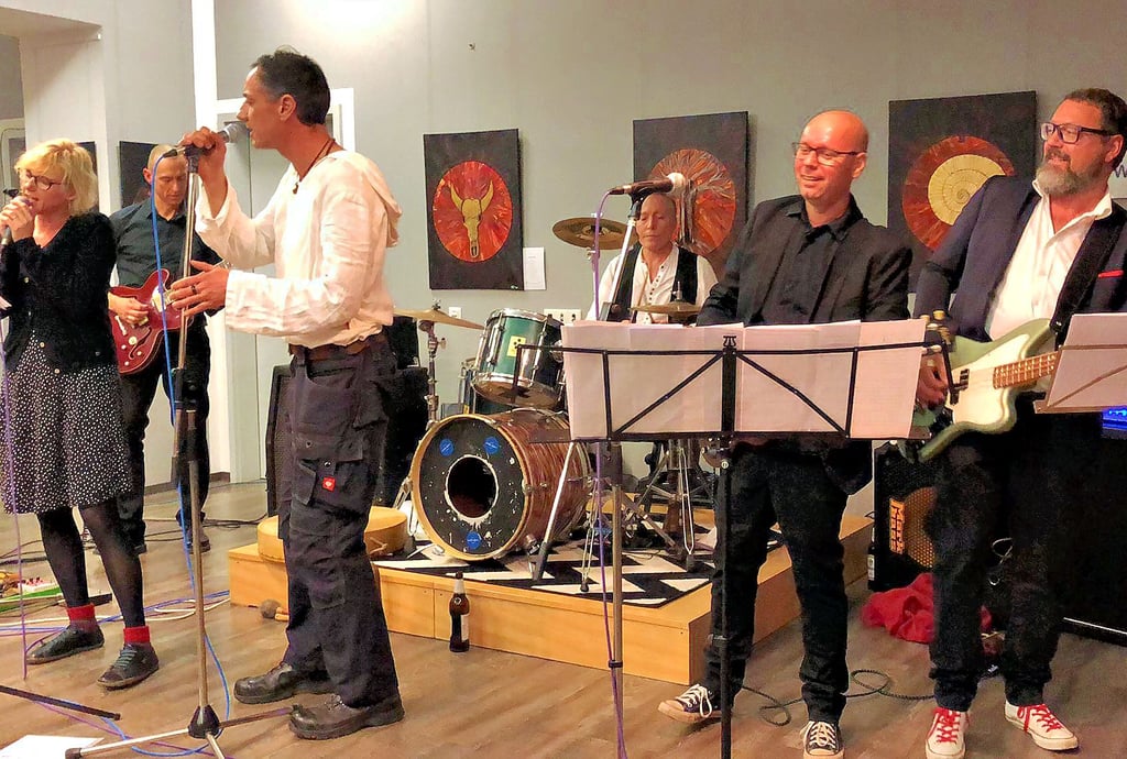 Mit seinem Bandprojekt „KRAFT“ sang der Künstler auch während seiner eigenen Vernissage. Das begeisterte Publikum forderte Zugaben, die aufgrund mangelnder Probenabende gar nicht geleistet werden konnten.