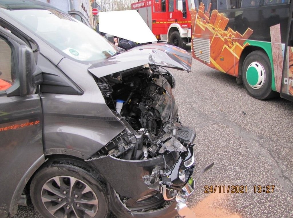 Ein 43-jähriger Fahrer eines Kleintransporters ist am Mittwoch (24. November) in einen Schulbus gefahren. Der 43-Jährige musste in ein Krankenhaus gebracht werden. Die 16 Schüler und der Busfahrer blieben unverletzt.