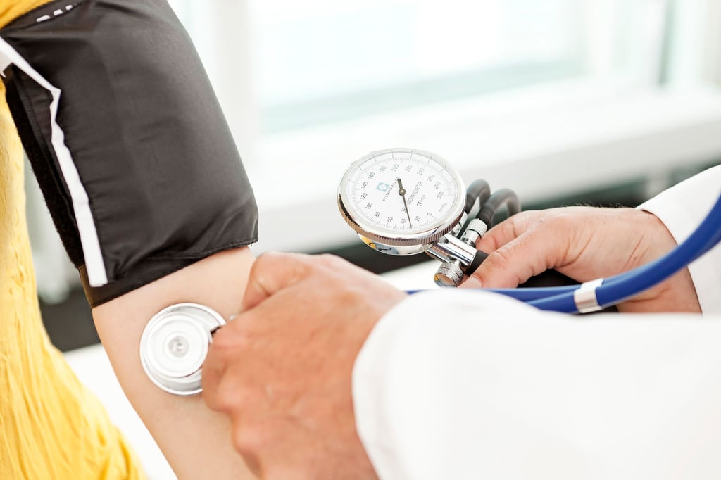 Vorsorgliche Messung: Alle sollten ihren Blutdruck kennen und in bestimmten Abständen checken lassen, raten Experten.