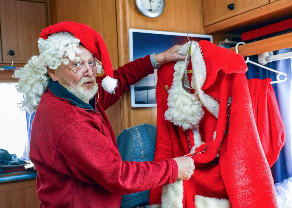 An den Nagel gehängt hat Weihnachtsmann Peter Dühring seinen roten Mantel nach der Absage des Weihnachtsmarktes am Mittwoch.
