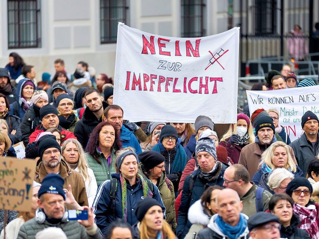 In Österreich soll eine allgemeine Impfpflicht eingeführt werden. Dagegen gibt es massive Proteste, wie hier in Wien.