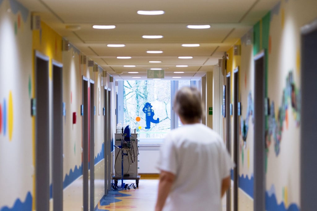 Wer länger im Krankenhaus stationär behandelt werden muss, bekommt in der Regel nach 28 Tagen kein Pflegegeld mehr ausgezahlt.