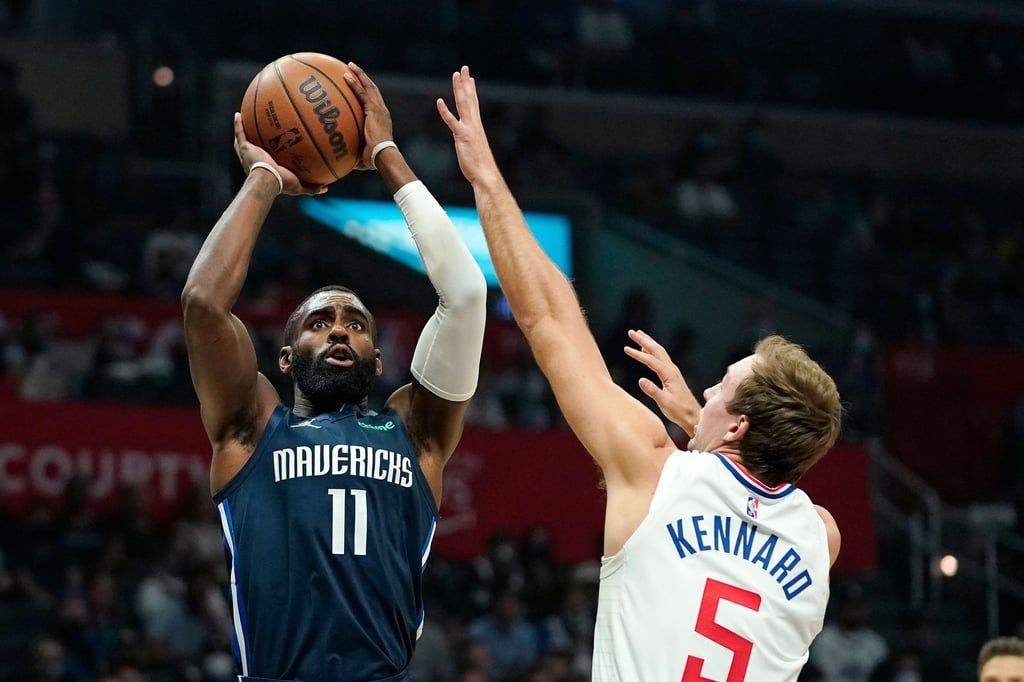 Dallas Mavericks-Forward Tim Hardaway Jr. (l) in Aktion mit Luke Kennard von den Los Angeles Clippers.