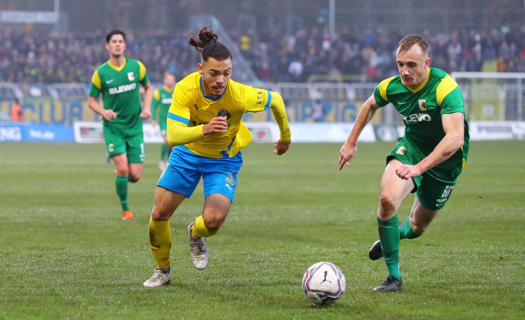 In der Regionalliga Nordost, hier das Derby zwischen Lok und Chemie Leipzig, geht der Spielbetrieb vorerst weiter.