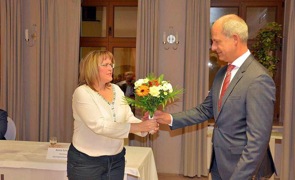 Stendals CDU-Stadtvorsitzende Xenia Schüßler gratulierte Thomas Weise zur Nominierung als OB-Kandidat.
