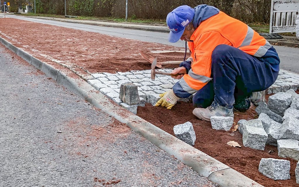 Im Bereich der Querungshilfe in der Rathenaustraße laufen noch Pflasterarbeiten.