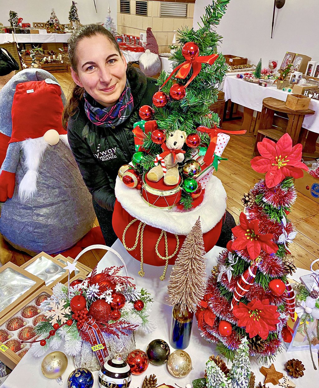Viele per Hand gefertigte Weihnachtsdekorationen aus Polen zeigt Helena Wójtowicz in der Adventsausstellung im großen Saal der Schifferklause.