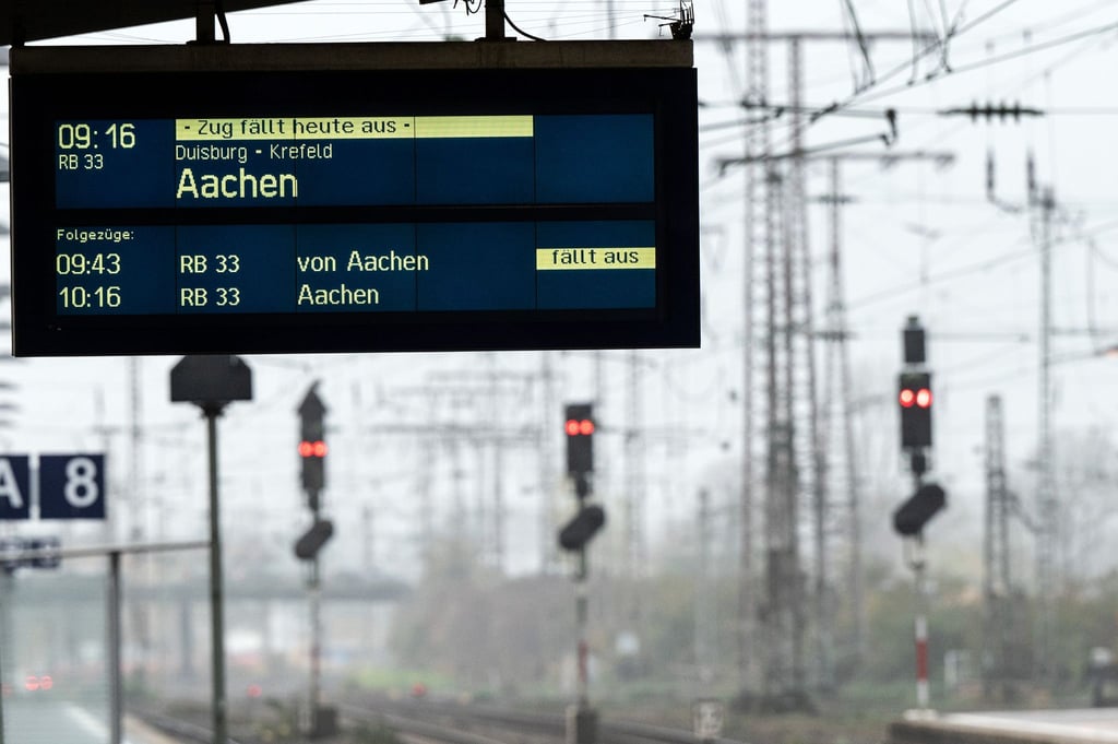 Eine Stellwerksstörung in Duisburg hat den Zugverkehr im Ruhrgebiet stark beeinträchtigt.