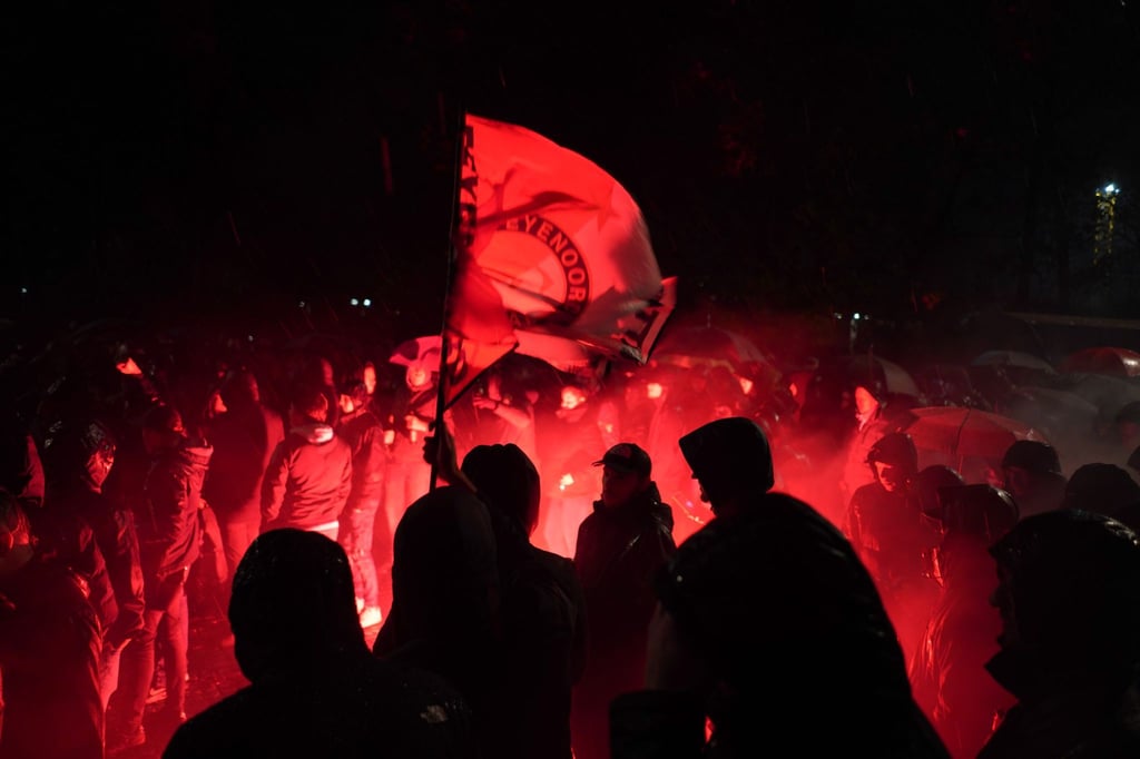 Feyenoord-Fans entzünden Bengalos auf dem Weg zum Berliner Olympiastadion.