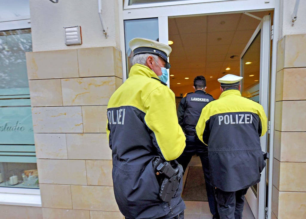Polizei und Ordnungsamt statten den Friseuren in Aschersleben einen Besuch ab. Werden die Corona-Vorschriften eingehalten?