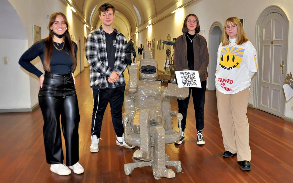 Lena Straube, Caroline Müller, Paula Lüdecke und Elias Kaul gewannen mit ihrer „Oben ohne Frau“ beim Nachwuchswettbewerb „Junge Kunst 2021“ der Francisceumsstiftung den ersten Preis der Kategorie Plastik und Objekt in der Altersgruppe 18 bis 20 Jahre.