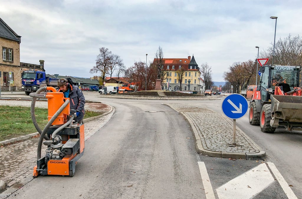 Letzte Arbeiten rund um den Kreisverkehr am Bahnhof: Hier wird das Verfugen zwischen Fahrbahn und Gosse vorbereitet.