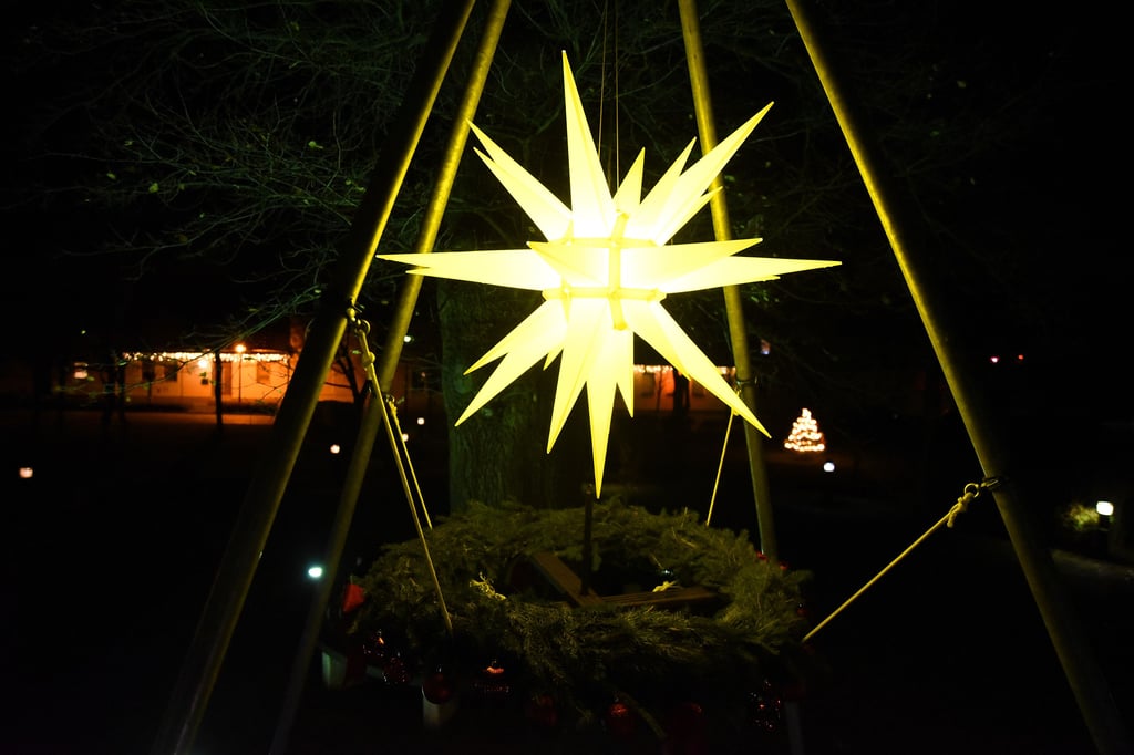 In Radegast leuchten in der Adventszeit, wenn es dunkel wird, weiße Herrnhuter Weihnachtssterne.