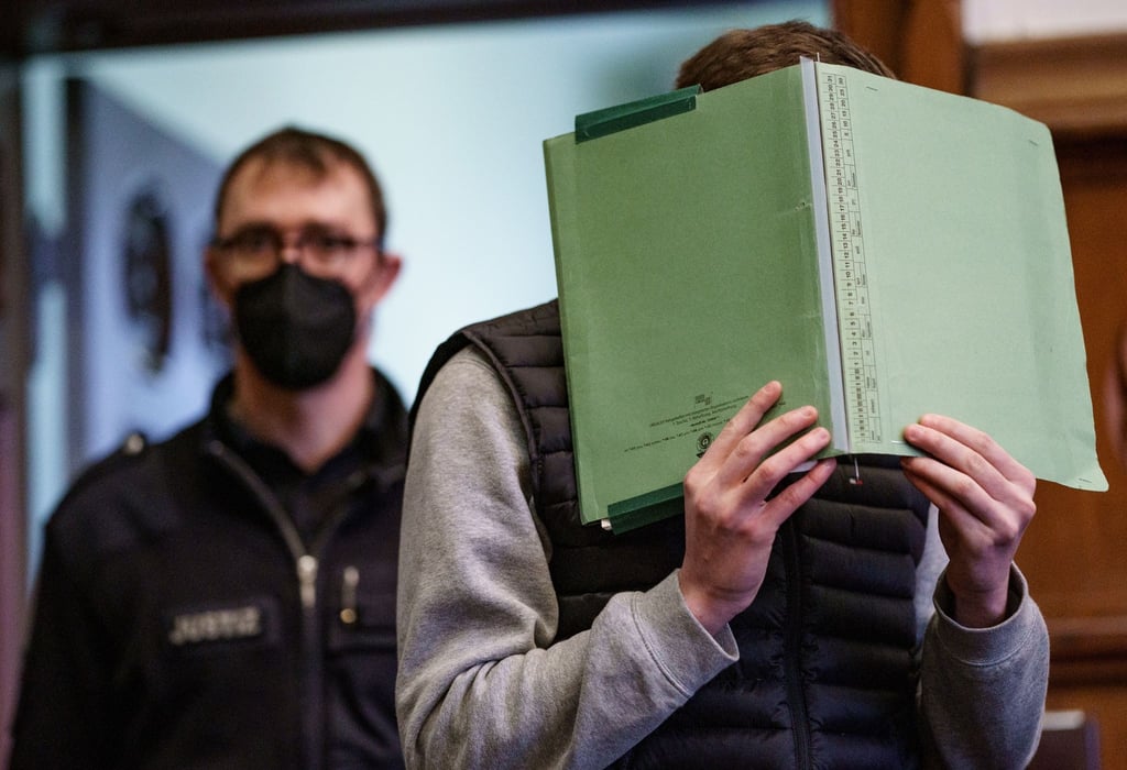 Der Angeklagte wurde zu einer Jugendstrafe von sieben Jahren verurteilt.