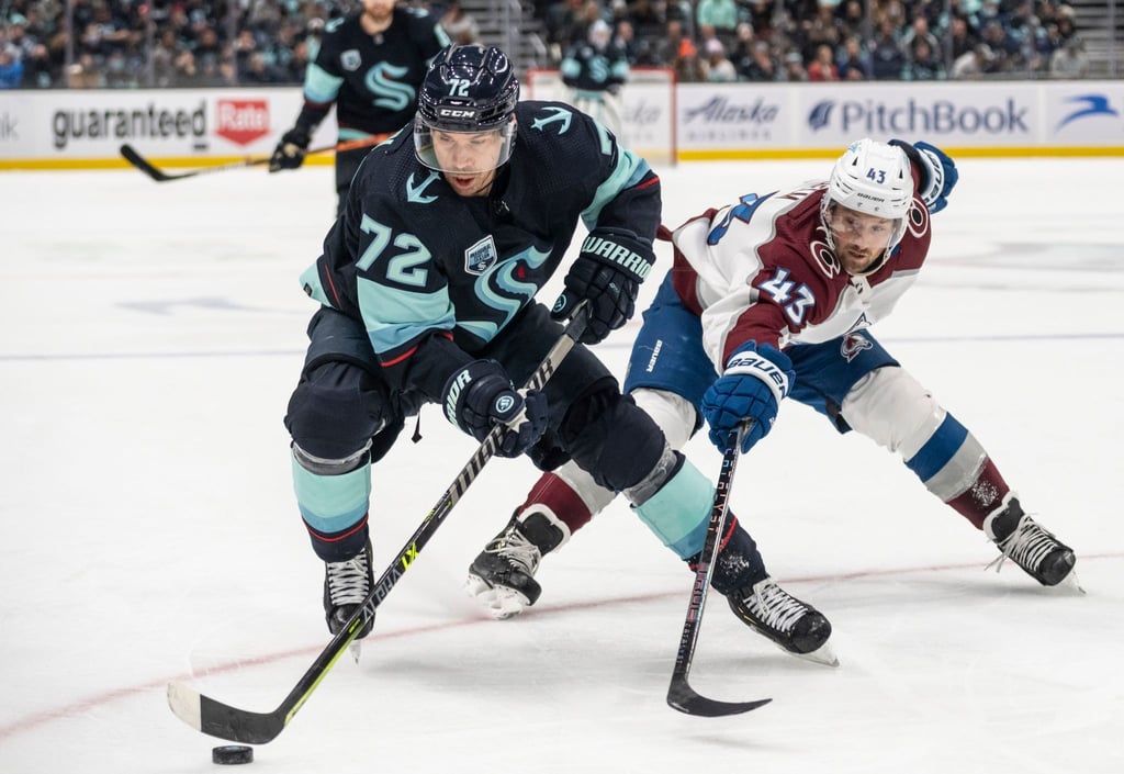 Joonas Donskoi (l) von Seattle Kraken im Kampf um den Puck gegen Colorado Avalanche-Center Darren Helm.