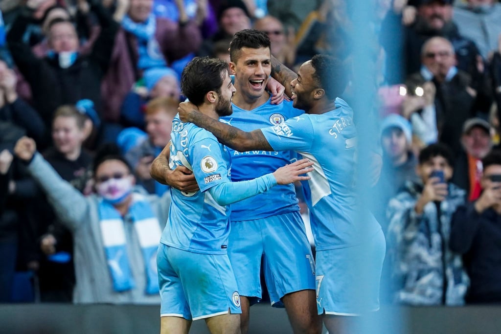 Manchester Citys Rodrigo (M) feiert gemeinsam mit Bernardo Silva und Raheem Sterling (r) das 2:0 für ihr Team.