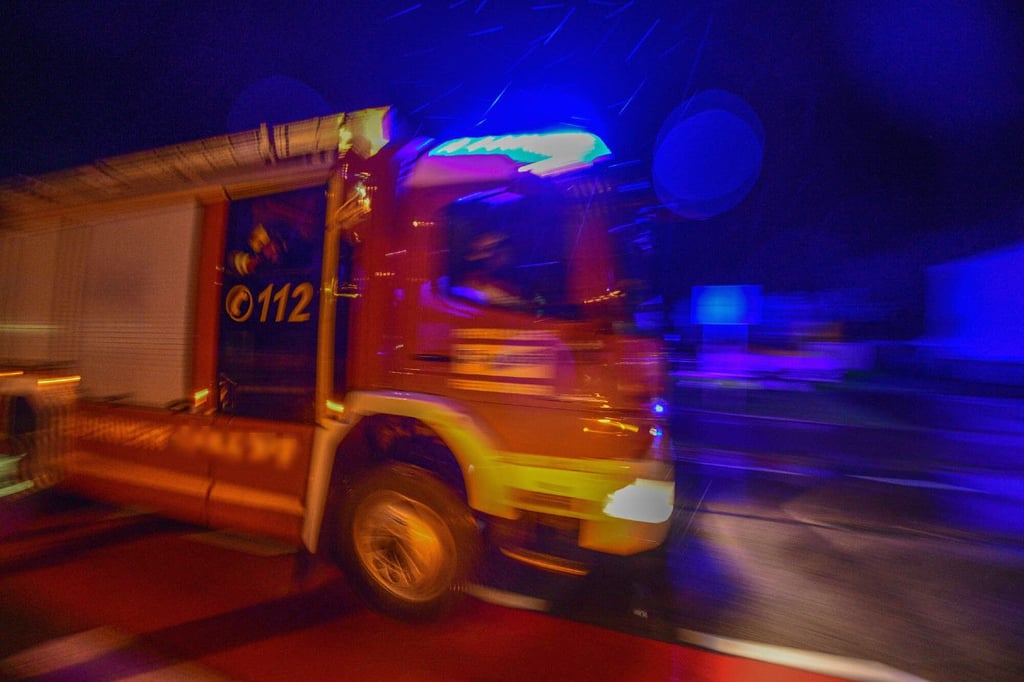 Fahrzeug der Feuerwehr auf dem Weg uz einem Einsatz.