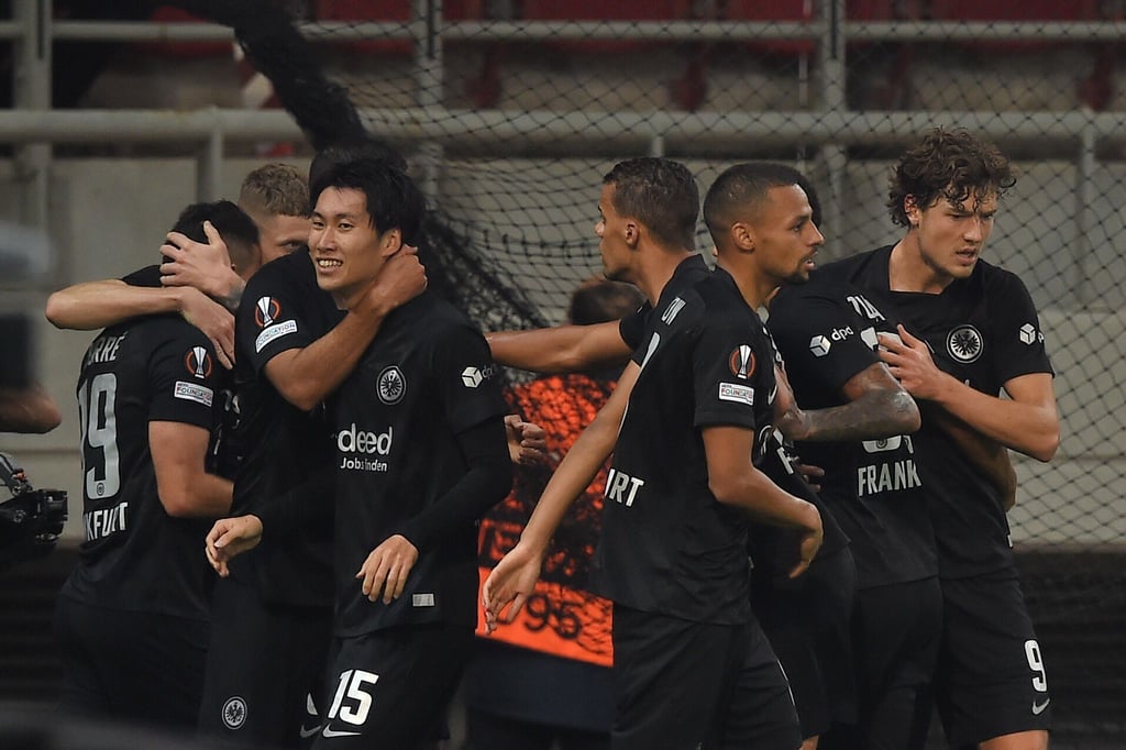 Die Eintracht-Spieler feiern den Sieg in Piräus.