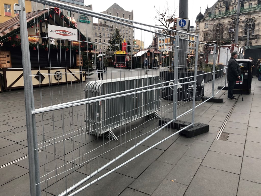 Auf dem Marktplatz ist um die Weihnachtsbuden ein Zaun aufgestellt worden.