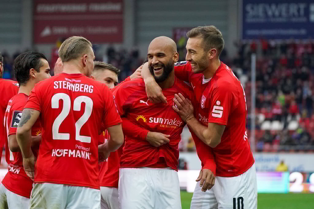 Michael Eberwein (r.) und Terrence Boyd (m.) bilden das beste Sturmduo der 3. Liga.