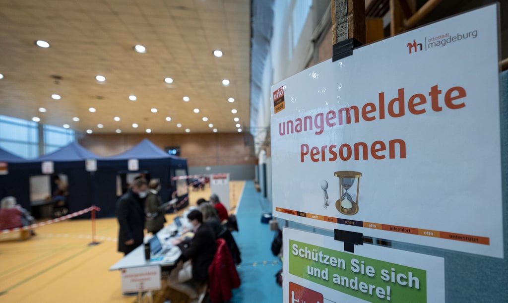 Angesichts steigender Corona-Zahken nehmen Booster-Impfungen (hier in einer Sporthalle in Magdeburg) in Sachsen-Anhalt weiter Fahrt auf.