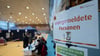 Angesichts steigender Corona-Zahken nehmen Booster-Impfungen (hier in einer Sporthalle in Magdeburg) in Sachsen-Anhalt weiter Fahrt auf. 