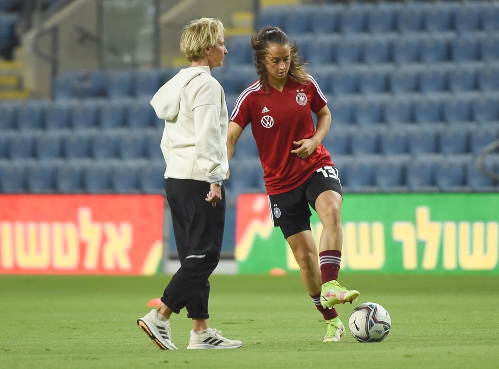 Der Fußball sei „noch sehr in sich männerorientiert“, sagt Frauen-Bundestrainerin Martina Voss-Tecklenburg (l).