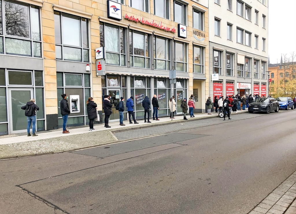 Schlange stehen fürs Testen: In Merseburg ist das Interesse an einem Corona-Schnelltest wieder größer geworden. Das galt Mittwoch in der Bahnhofstraße...