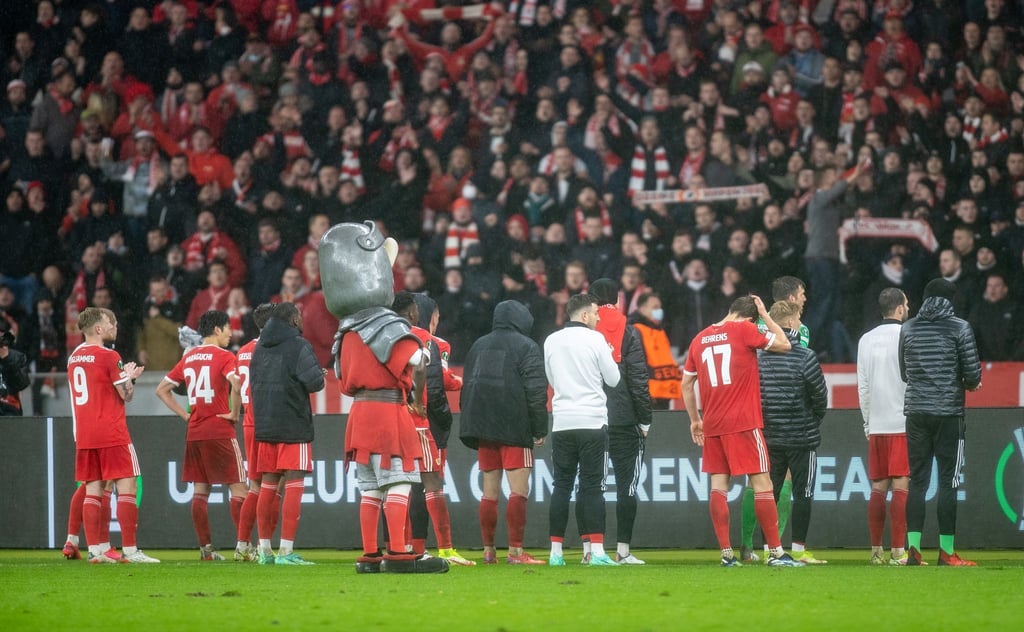 Die Mannschaft von Union Berlin steht nach Spielende vor dem Fanblock.