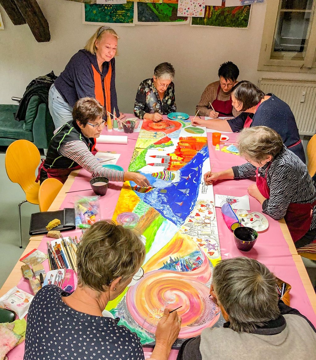 Die Gestaltungsgruppe „Farbenspiel" unter Leitung von Katrin Hoffmann-Sporer (stehend) arbeitet an ihrem gemeinsamen Abschlussbild.