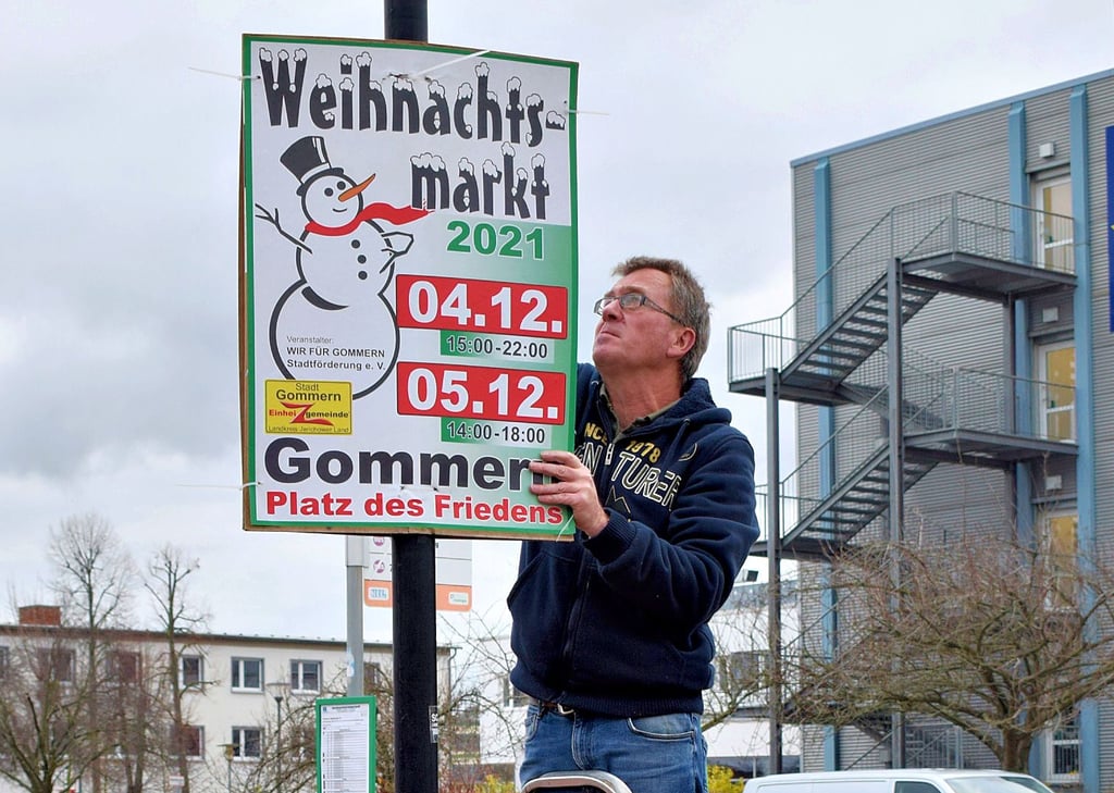 Thomas Scheidt nahm ab Mittwochmittag die Plakate für den Weihnachtsmarkt wieder ab. Die Veranstaltung findet nicht statt.Manuela Langner