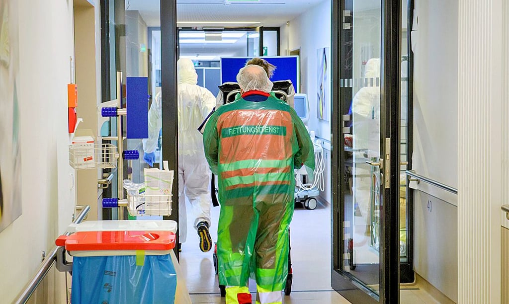 Im SRH Klinikum Naumburg verlegen Rettungssanitäter eine Patientin von der Corona-Station zurück ins Pflegeheim.
