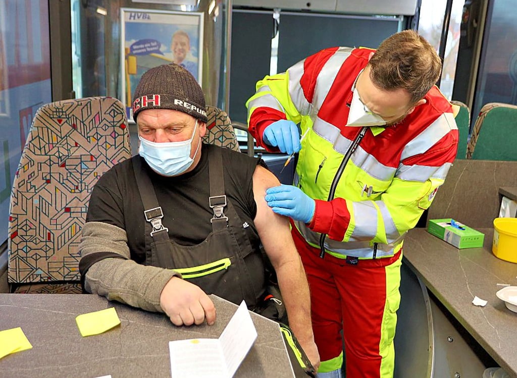 Die Nachfrage nach Impfungen im Bus von Landkreis und Harzer Verkehrsbetrieben war sehr groß: Hier setzt Marc Fiedler vom DRK eine Spritze.