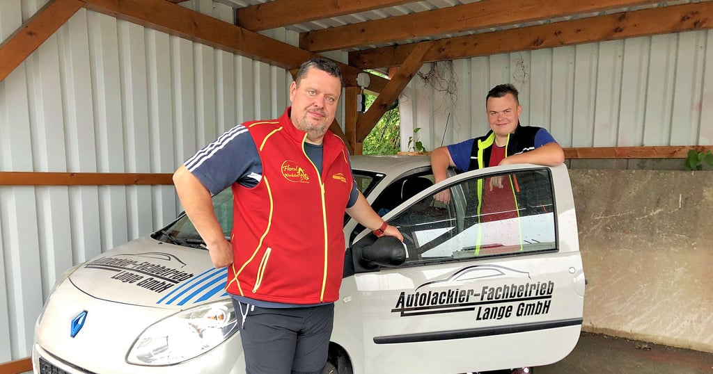 Der Renault Twingo von Carsten Lange, hier mit Sohn Lucas, wird in den nächsten Tagen als Spendengabe abgeholt.