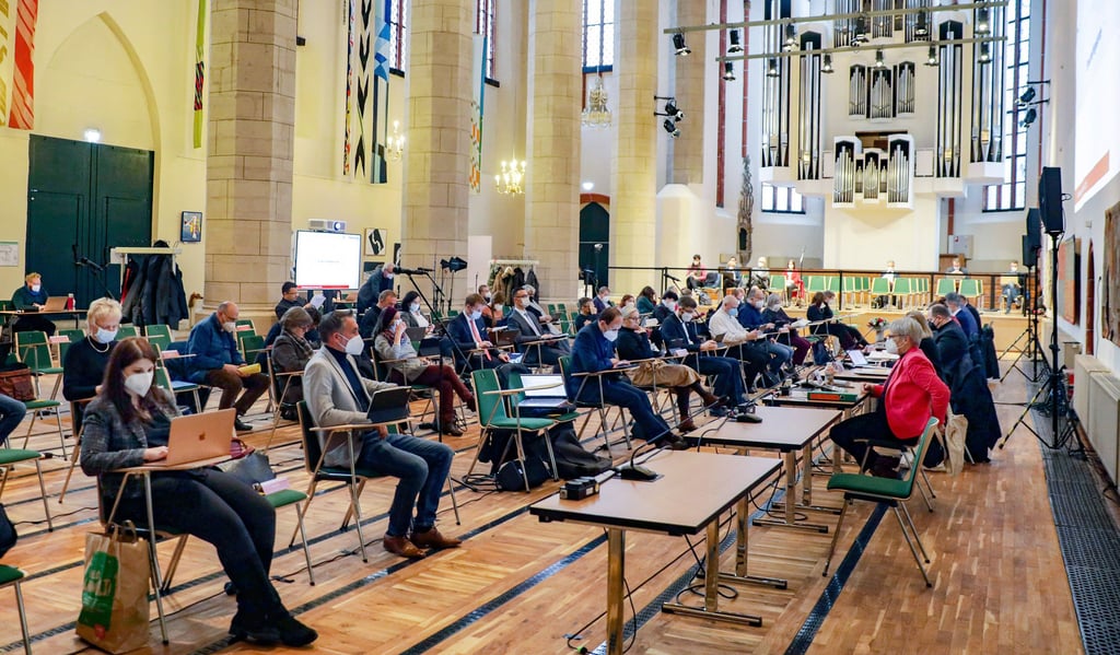 Die Plenumssitzung des Stadtrates fand am Mittwoch in der Ulrichskirche statt. Eine lange Debatte gab es zu den Steinschüttungen.