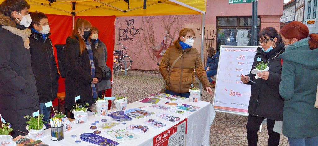 Uschi Binde (3. von rechts) vom Salzwedeler Frauenhaus spricht mit Passantinnen über Möglichkeiten, wie Frauen sich aus bedrohlichen Lebenslagen befreien können.