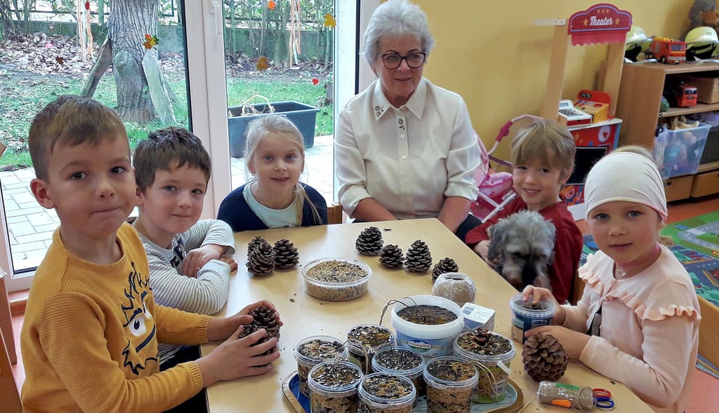Weil die Kinder aus der großen Gruppe sowieso schon als baldige Waldfüchse ihr Wissen um Natur und Heimat erweitern, war es für sie von besonderer Freude, den Vögeln für den Winter Futter in Zapfen vorzubereiten. Die Zapfen können in Bäume und Büsche gehängt werden.