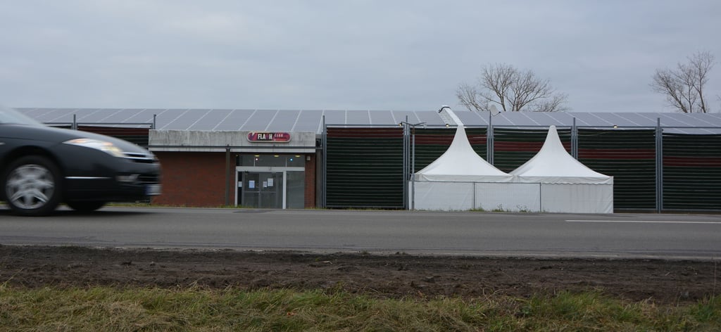 Der Eventmanager Daniel Lange baut direkt vor der Osterburger Diskothek "Flashclub" ein Corona-Testzentrum auf. Die Zelte dafür stehen schon parat.