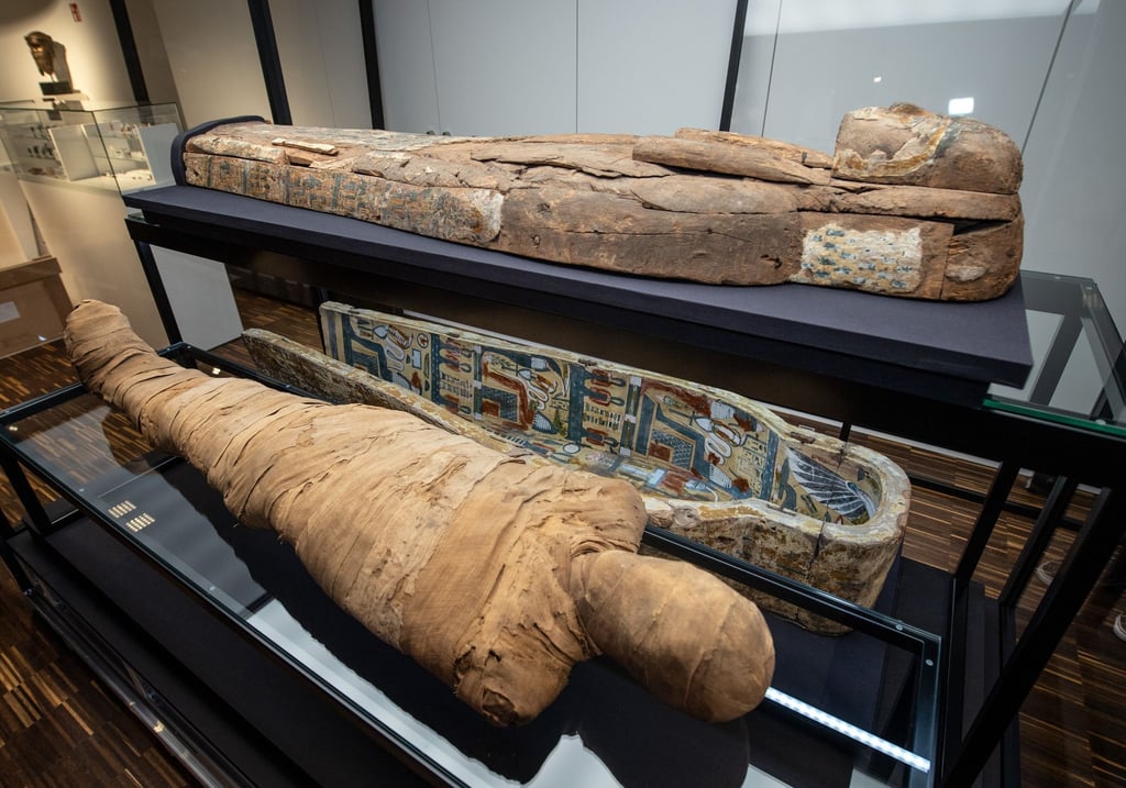 Die aufwendig restaurierte „Münster-Mumie“ ist wieder im Archäologiemuseum der Universität Münster. Das dreiteilige Ausstellungsstück ist nach zwei Jahren Wanderausstellung in Japan zurück in der Ausstellung.