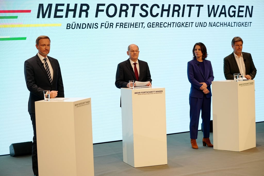 Christian Lindner, Olaf Scholz, Annalena Baerbock und Robert Habeck stellen den gemeinsamen Koalitionsvertrag der Ampel-Parteien vor.