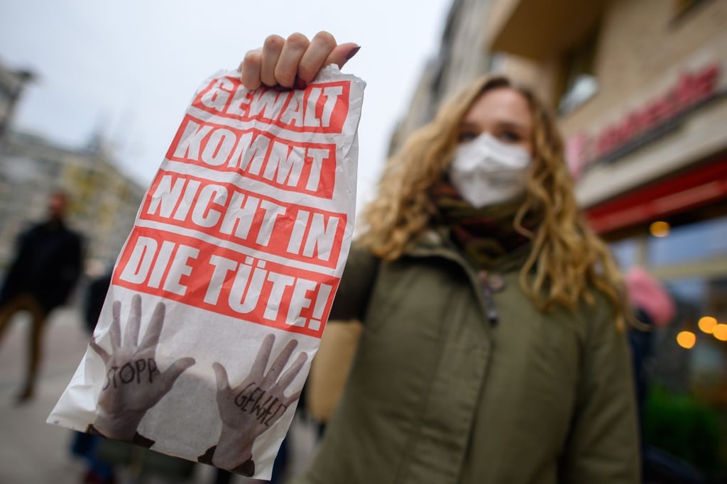 "Gewalt kommt nicht in die Tüte" steht auf einer Brötchentüte einer Frau in Magdeburg.