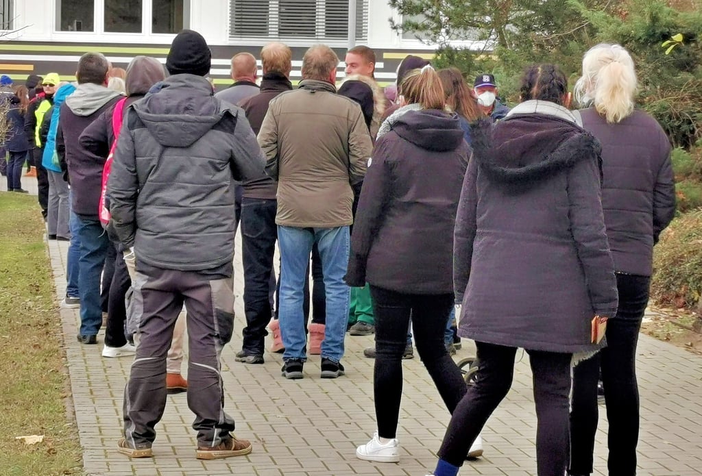 Ein übergroßer Andrang herrschte gestern beim Impftermin des Altmarkkreises vor dem Klötzer Jobcenter. Schon bei der Eröffnung um 9 Uhr gab es eine Warteschlange bis zum Parkplatz vor der Purnitzschule. Einige Menschen mussten sogar abgewiesen werden.