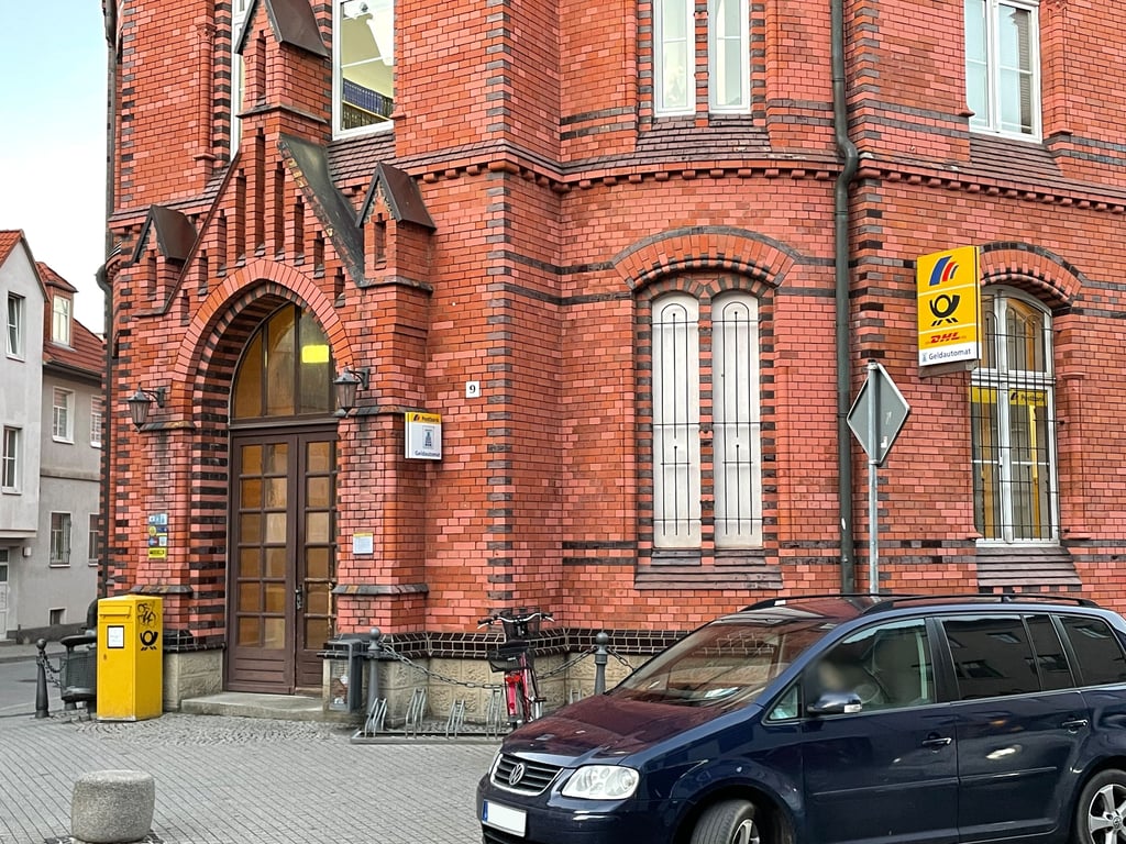 Postfiliale und Postbank werden ihre Türen im Dezember in dem markanten Burger Backsteingebäude schließen.