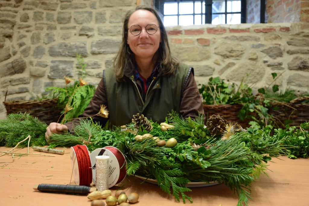 Mit ein bisschen Fingerübung kann ein Adventskranz in einer Stunde gebastelt werden“, sagt Sabine Volk, Chefgärtnerin aus dem Kloster Michaelstein.