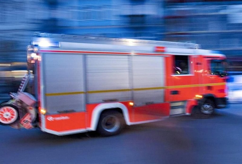 Ein Feuerwehrauto fährt zum Einsatz.